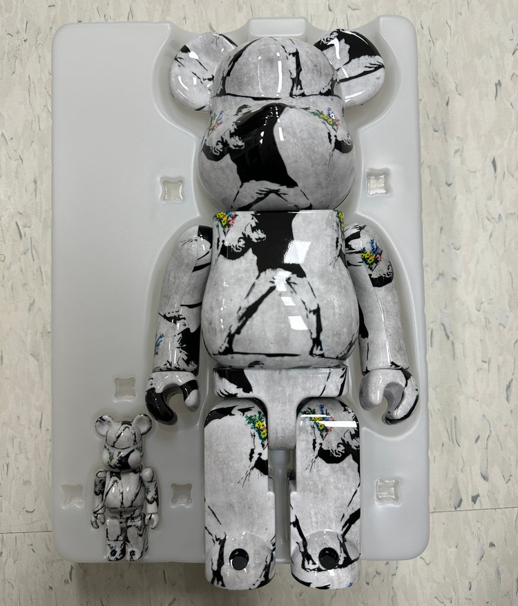 베어브릭 뱅크시 플라워 봄버 400% 100% 개봉품 이미지