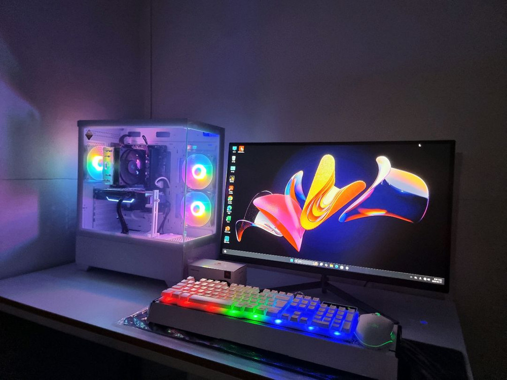 화이트 게이밍 컴퓨터 팝니다 풀세트.롤.피파.발로란트.옵치.피시.PC.스팀.배그.포토샵.로아.편집--1