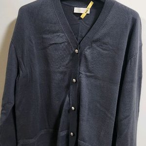 25 르베이지 콩단추 니트가디건 이미지