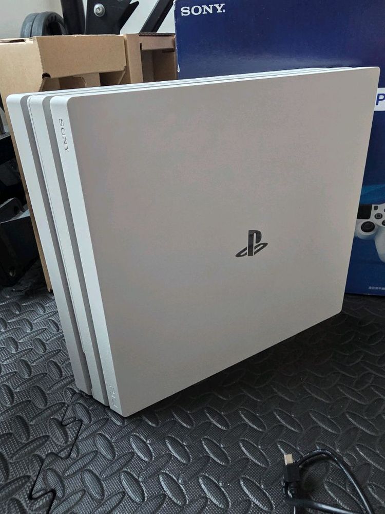 PS4 Pro 1TB 화이트 박스셋 이미지