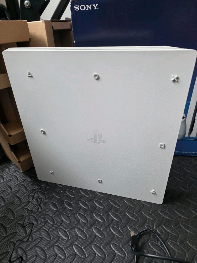 PS4 Pro 1TB 화이트 박스셋 이미지