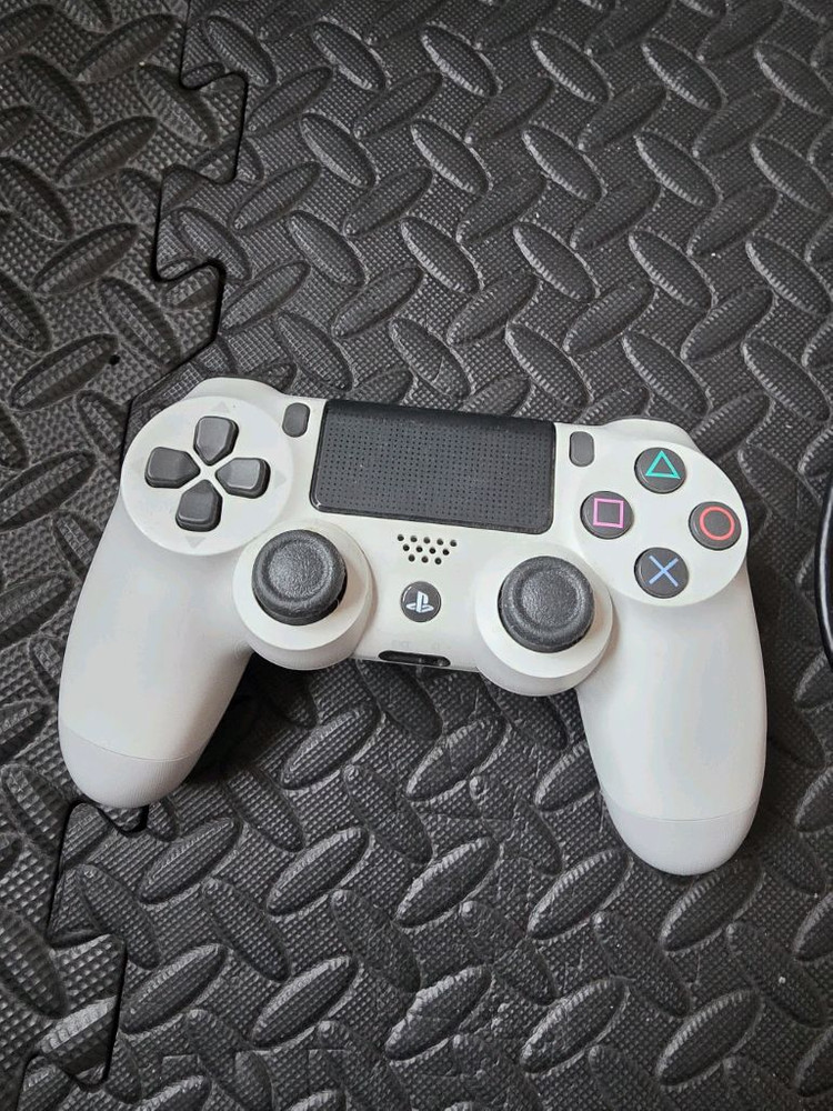 PS4 Pro 1TB 화이트 박스셋 이미지