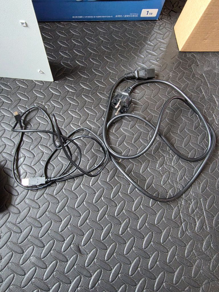 PS4 Pro 1TB 화이트 박스셋 이미지