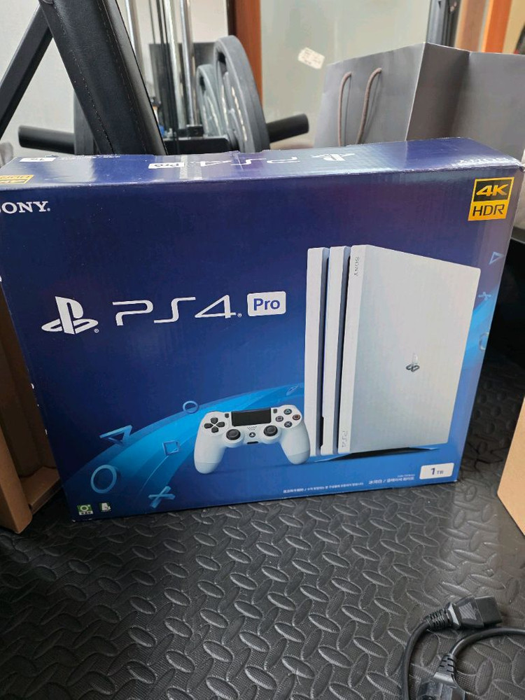PS4 Pro 1TB 화이트 박스셋 이미지