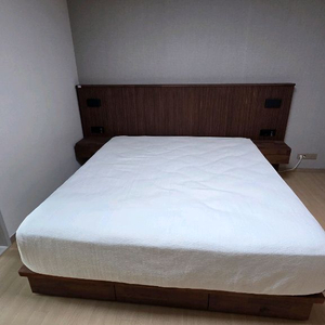 룸에이 몰리월넛 원목 프레임 팝니다 이미지