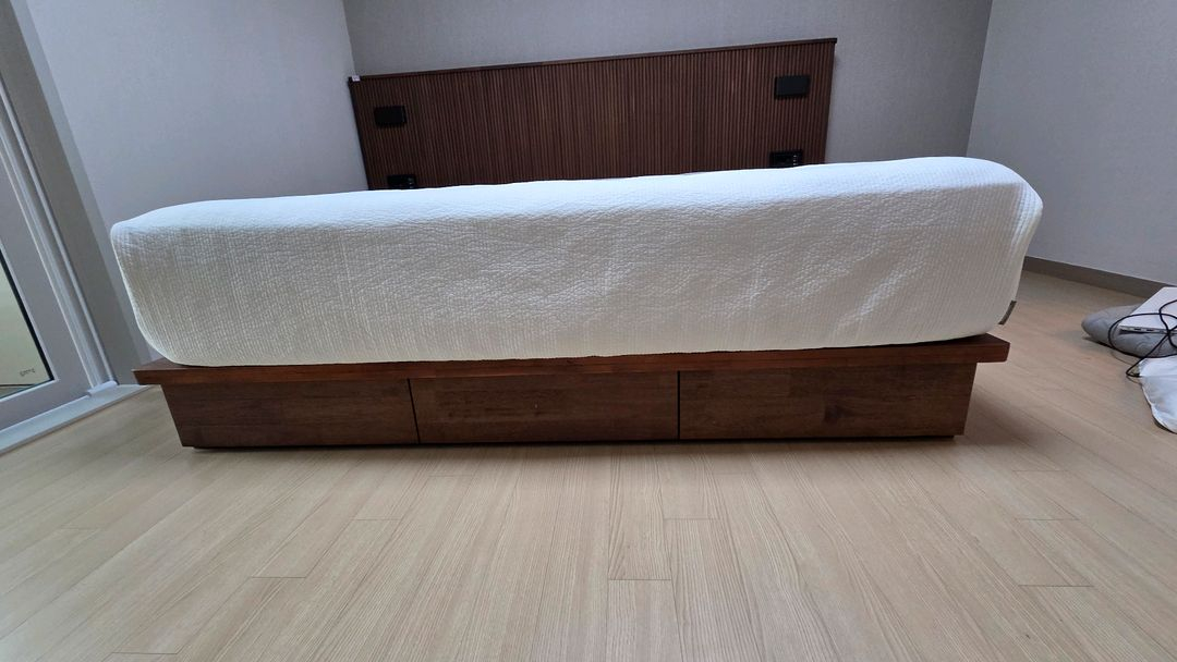 룸에이 몰리월넛 원목 프레임 팝니다 이미지
