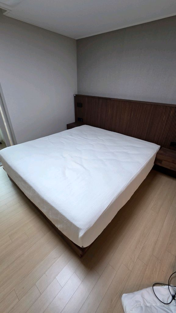 룸에이 몰리월넛 원목 프레임 팝니다 이미지