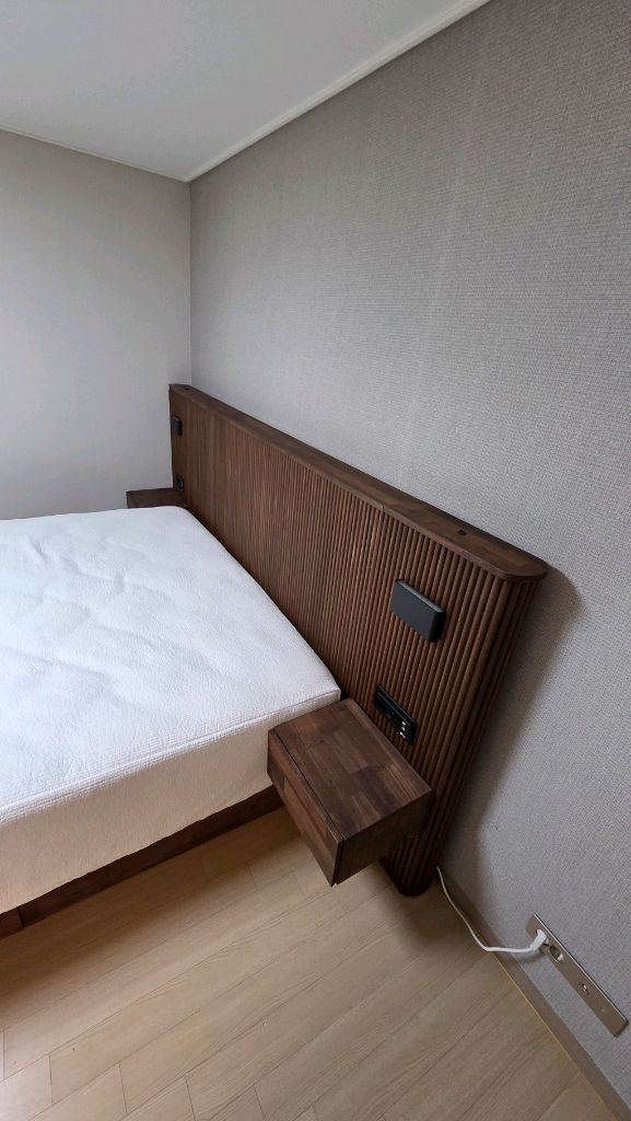 룸에이 몰리월넛 원목 프레임 팝니다 이미지