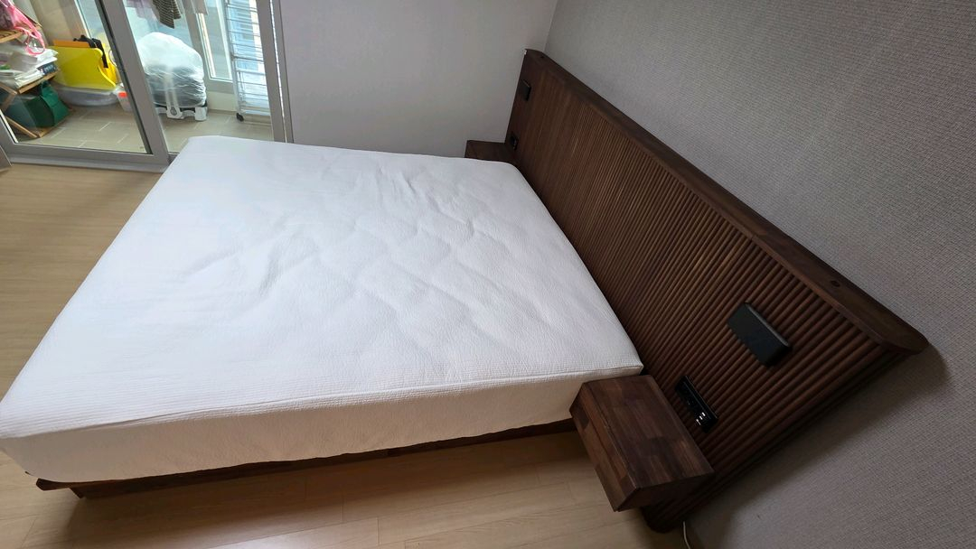 룸에이 몰리월넛 원목 프레임 팝니다 이미지