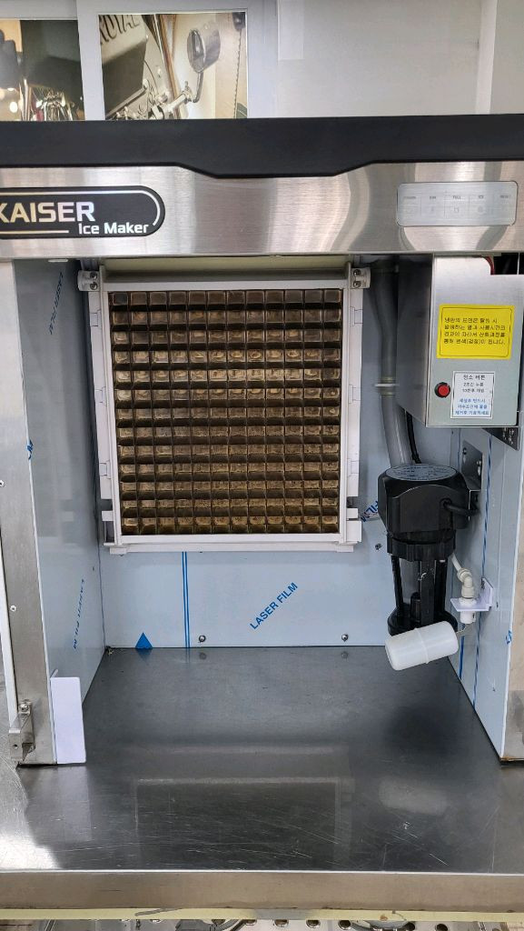 카이저 제빙기 IMK-S280 수냉식 버티칼타입얼음 일일 생산량은 235kg 2024년식으로 이미지