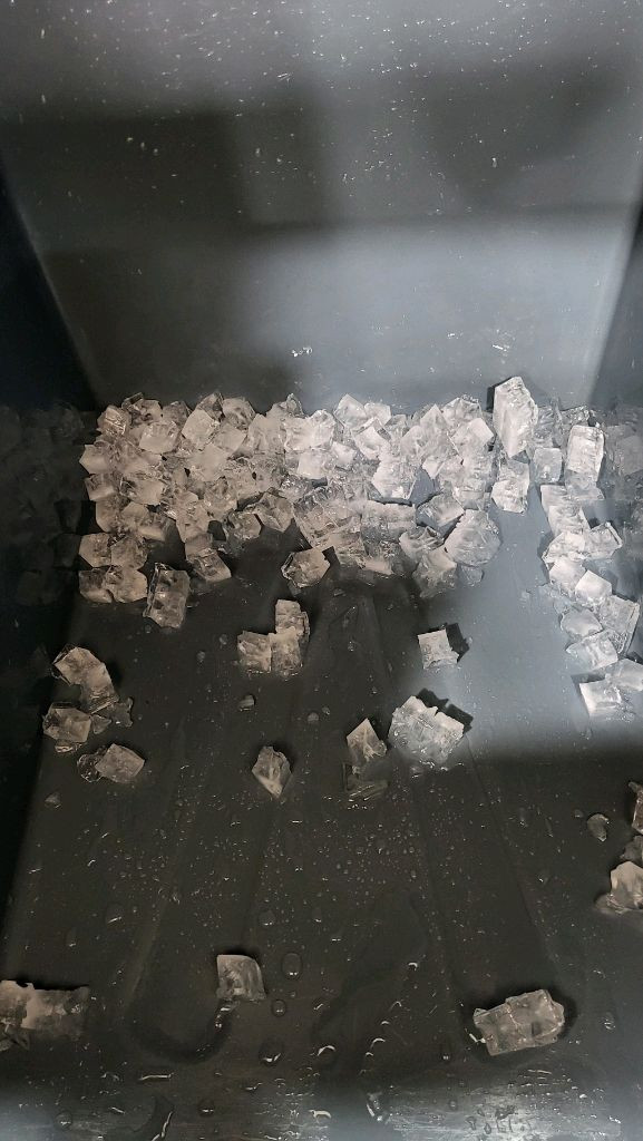 카이저 제빙기 IMK-S280 수냉식 버티칼타입얼음 일일 생산량은 235kg 2024년식으로 이미지