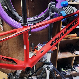 인세인 로그 카본 27.5-13.8인치 프레임과 썬투어 라이돈 포크