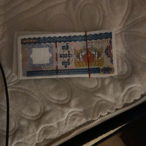 미얀마 157만짯 팝니다 전부 1만짯 새지폐 만습니다