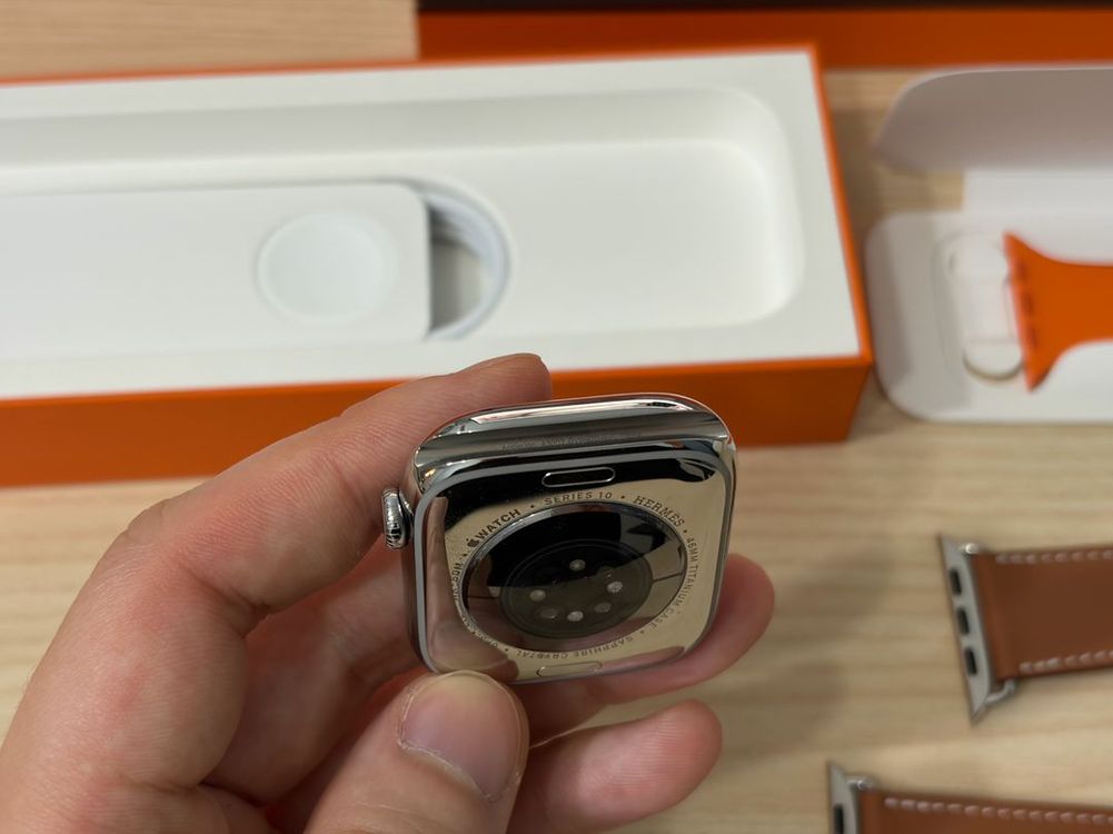 애플워치10 에르메스 46mm 실버 티타늄 셀룰러 + 골드 싱글투어 가죽 스트랩 + 애플케어플러스 이미지