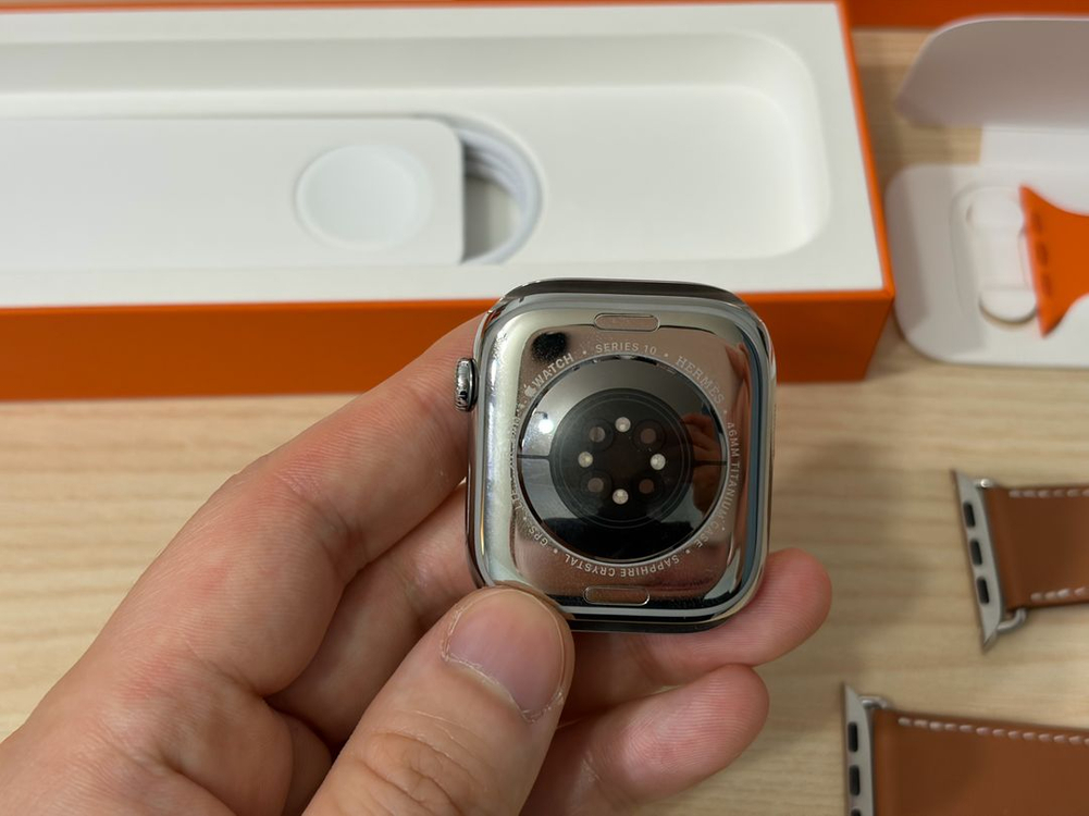 애플워치10 에르메스 46mm 실버 티타늄 셀룰러 + 골드 싱글투어 가죽 스트랩 + 애플케어플러스 이미지