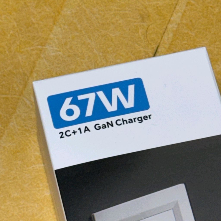 어썸테크 67W 3포트 충전기 미개봉 새상품 판매합니다.--2