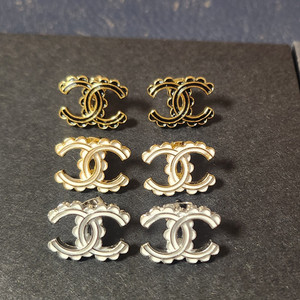 샤 귀걸이 샤 로고 귀걸이 콤비 (새상품)