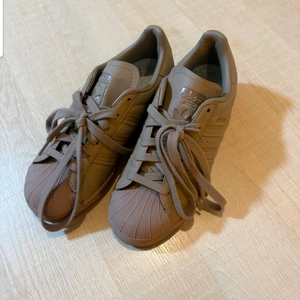 아디다스 슈퍼스타 브라운 220