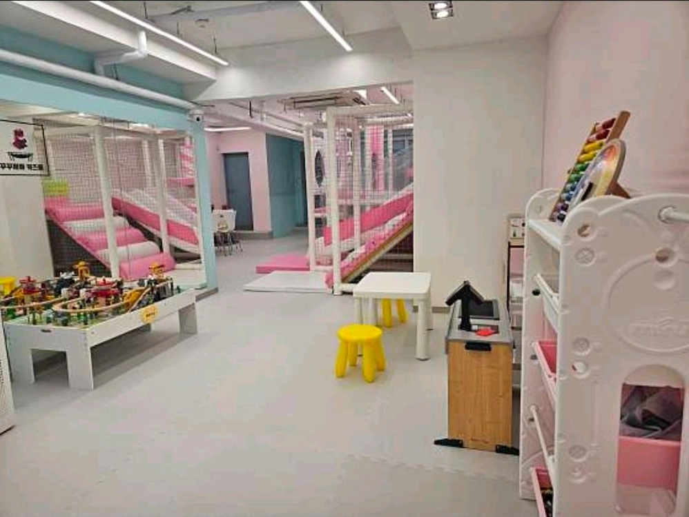 정글짐 실내 놀이터 이미지