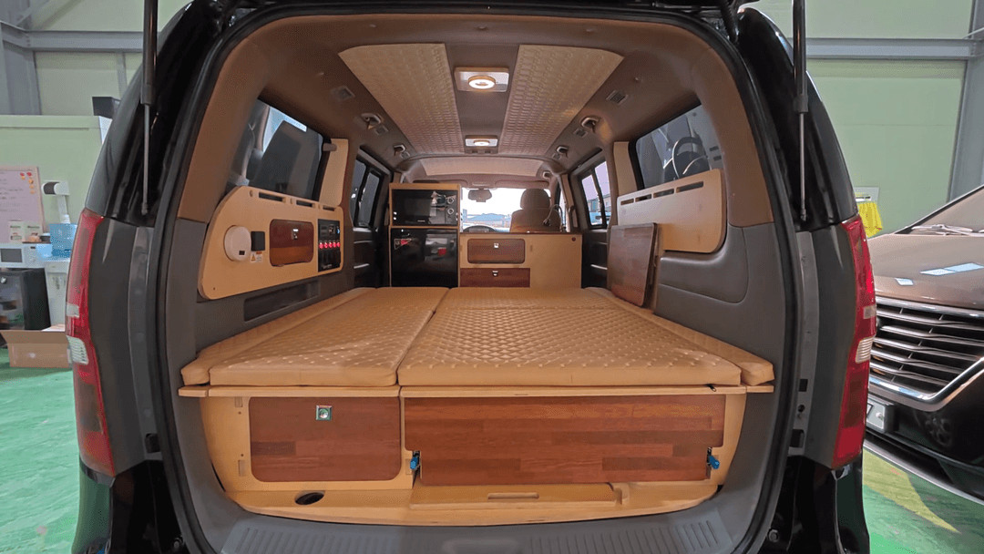 스타렉스 중고 캠핑카 , 11년식 3인승, 슬라이드방식수납함,최저가판매,엠보싱작업,냉장고전자렌지수전, 이미지