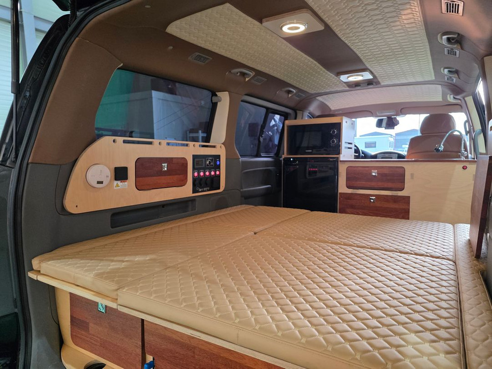 스타렉스 중고 캠핑카 , 11년식 3인승, 슬라이드방식수납함,최저가판매,엠보싱작업,냉장고전자렌지수전, 이미지