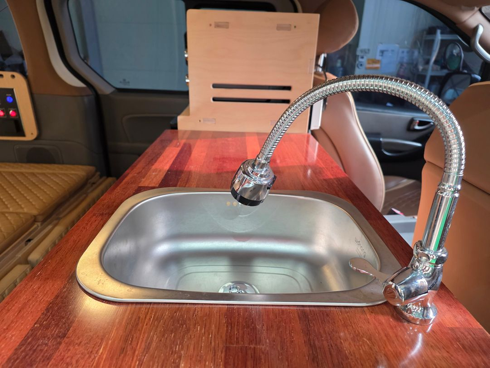 스타렉스 중고 캠핑카 , 11년식 3인승, 슬라이드방식수납함,최저가판매,엠보싱작업,냉장고전자렌지수전, 이미지