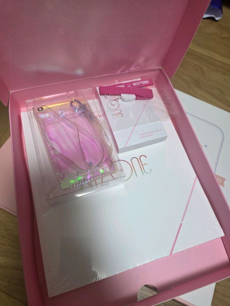 아이즈원 팬클럽 키트 1기, 2기 이미지