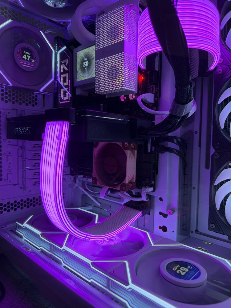 고성능 게이밍 PC 반본체 이미지