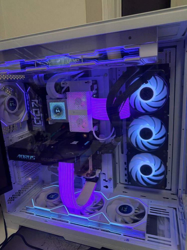 고성능 게이밍 PC 반본체 이미지