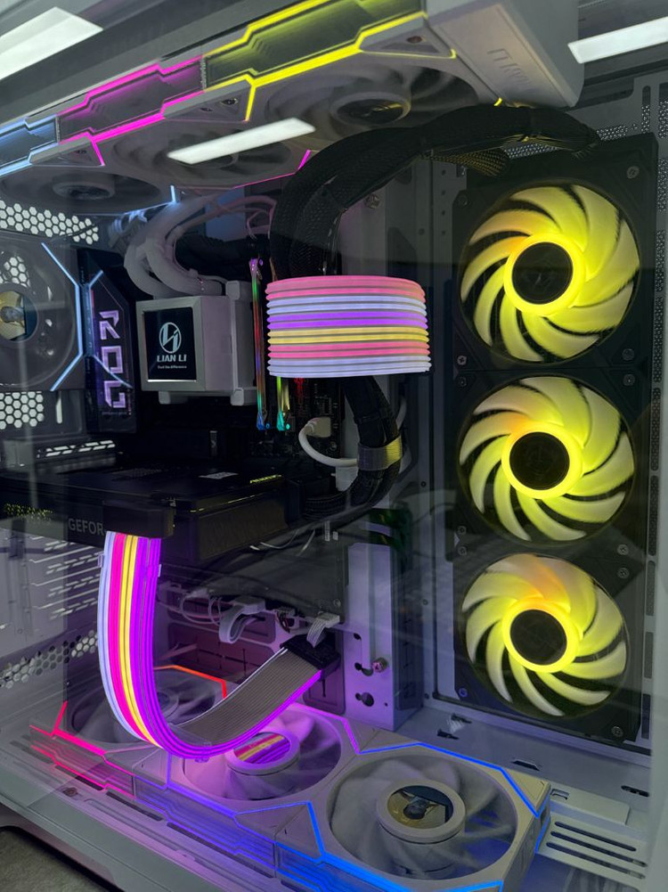 고성능 게이밍 PC 반본체 이미지