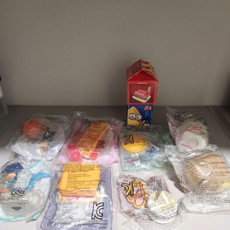 맥도날드미개봉해피밀맥날크루플레이스밋코구라시스페이스잼미니언즈톰제리피규어급처양도판매 이미지