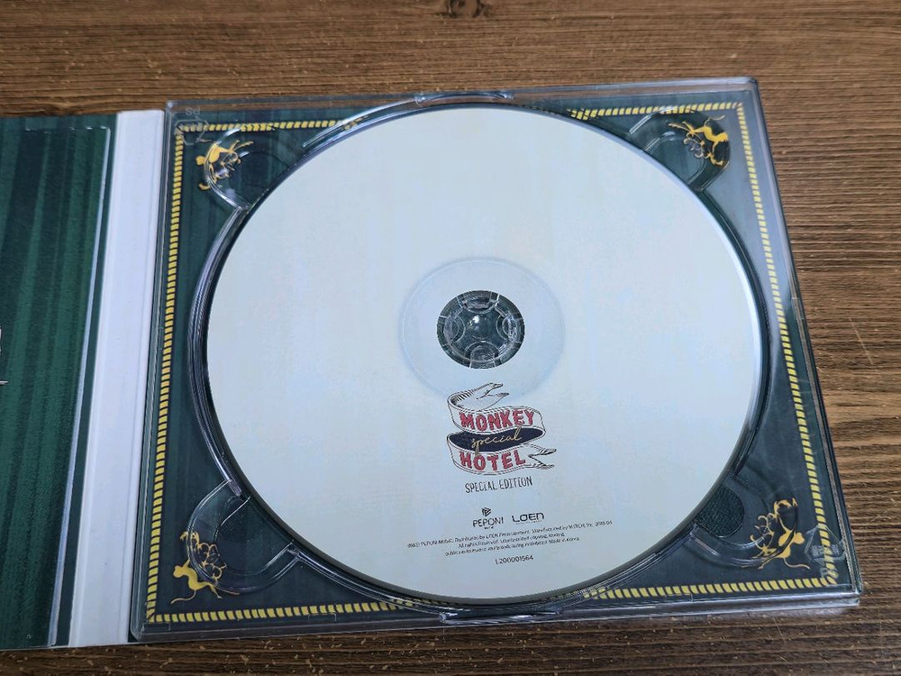 잔나비 전설 CD, 잔나비 몽키호텔 CD, 아이유 팔레트 CD 이미지
