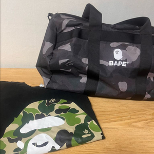 베이프반팔(판매 완료) 및 베이프 더플백 이미지