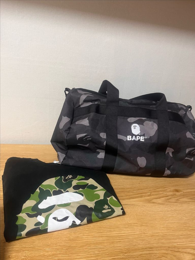 베이프반팔(판매 완료) 및 베이프 더플백 이미지