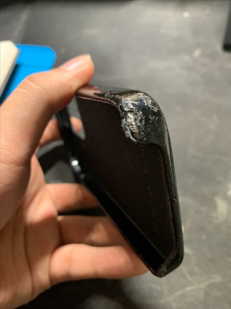 아이폰 13프로 어반소피스티케이션 케이스 블랙 판매 (사용감 많음) 이미지