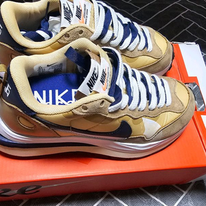 나이키x사카이 베이퍼와플 세서미 235mm 37사이즈 새상품