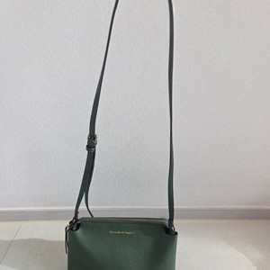 데일리로 들고 다니기 좋은 딥그린 컬러 가죽 크로스백 새거