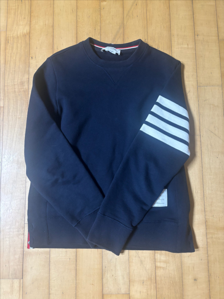 톰브라운 사선완장 맨투맨 네이비--6