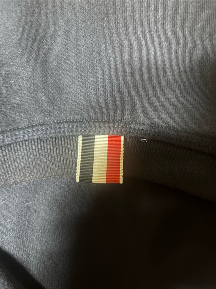 톰브라운 사선완장 맨투맨 네이비--3