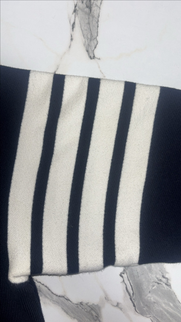 톰브라운 사선완장 맨투맨 네이비--4