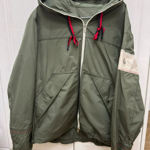 몽클레어 바람막이 후드 그린 (사이즈 4) 실착 5번내