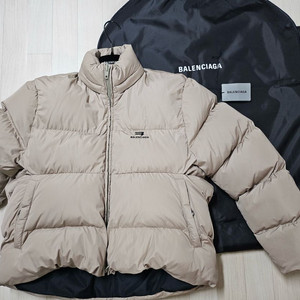 발렌시아가 C컬 베이지색상 패딩 34사이즈 판매합니다.
