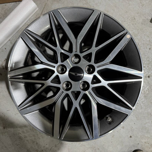 제네시스 G80 RG3 18인치 휠 52910 T1500 판매합니다. 이미지