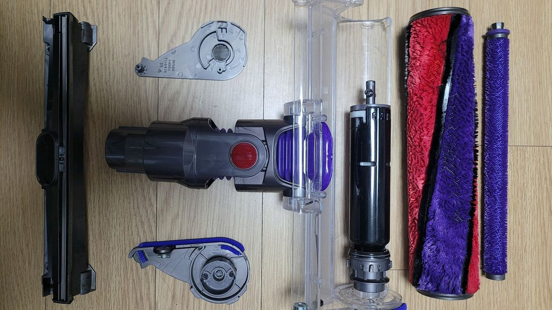 깨끗하게 세척한 다이슨 무선 청소기 V8(27분 연속동작) 이미지