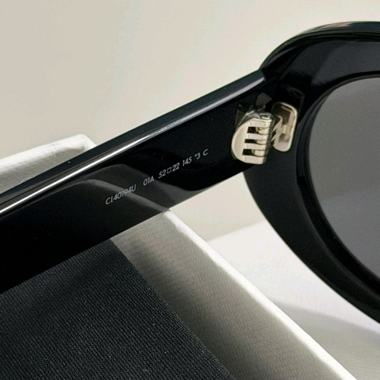 셀린느 트리옹프 01 선글라스 이미지