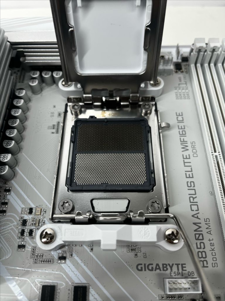 기가바이트 B850M 어로스 엘리트 메인보드 ice--1