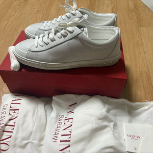 발렌티노 스니커즈 흰색 남성 42사이즈(270KR) / 25만원