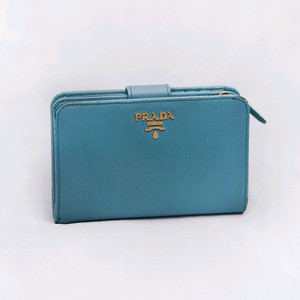 프라다 사피아노 메탈 로고 지퍼포켓 중지갑 (에메랄드) 이미지