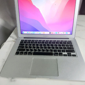 2015년식 맥북에어 실버 색상입니다. 8g ram