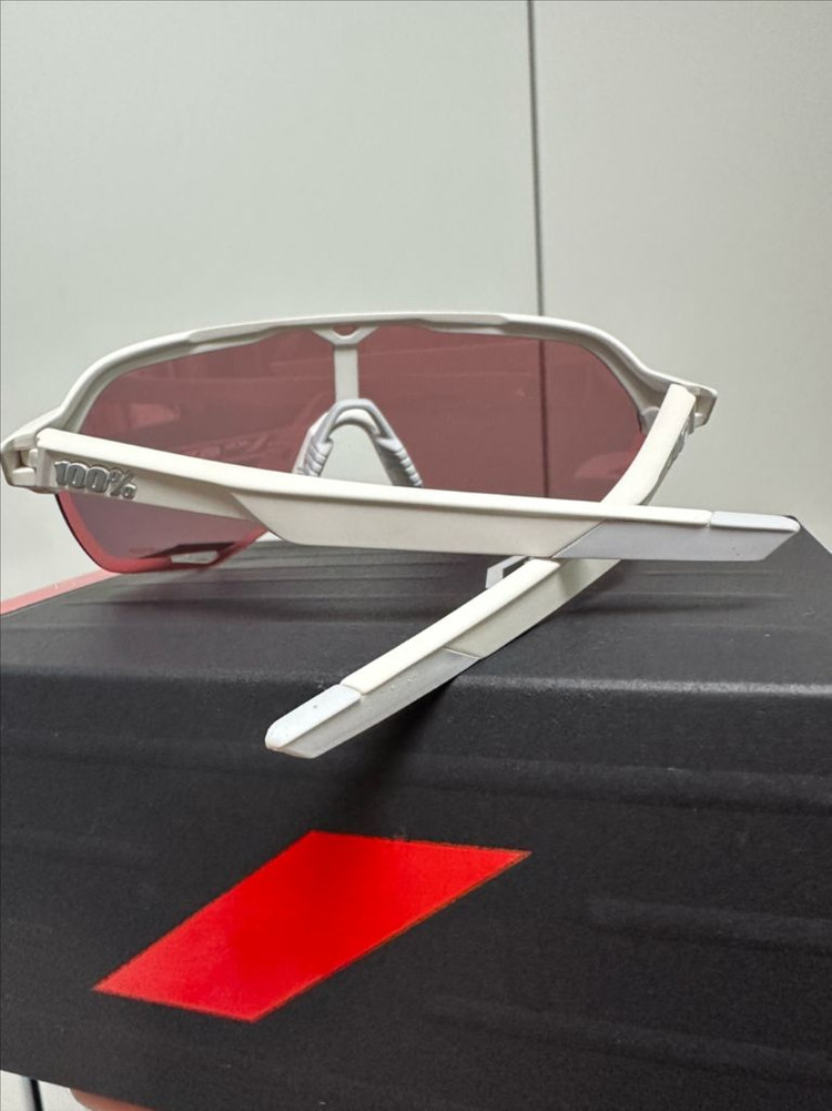 100% S2 소프트택트 오프 화이트 하이퍼 레드미러--4